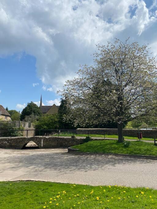 Stylish One Bedroom Cotswold Coach House Tetbury Extérieur photo